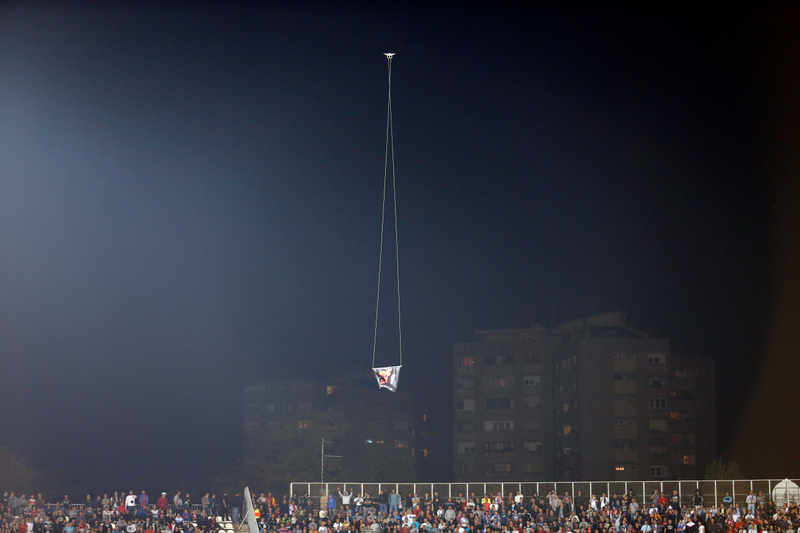 Illustration for article titled Un dron (y una bandera) causan el caos en el partido Serbia-Albania